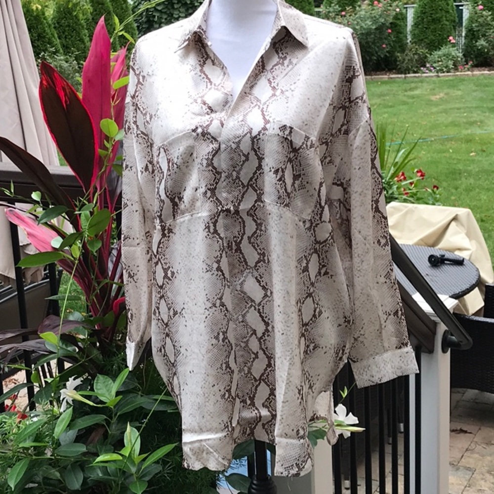 $ FIRM🌷Snakeskin Print Long Sleeve Hi Low Top - Picture 2 of 6